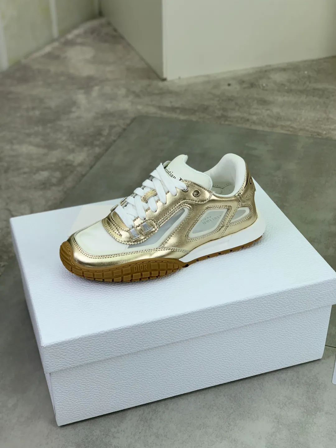 Men's men's shoes P520 new Dior Tech sneakers 2026 early spring series new products, with fashionable details, highlighting retro aesthetics. The light beige anti-suede cow leather upper is spliced ​​with apricot transparent mesh fabric on the side. The upper window edge is adhered with high-frequency flat ironing and back-pressure. It replicates the original craftsmanship, making it beautiful and comfortable without falling off. The interior is made of sheep lining of the same color, which is soft and comfortable. The heel and tongue are embellished with the Paris logo. The textured TPU soles with the same color logo. The high-end version is exquisitely packaged, adding a high-end style.  Code number: 35-46